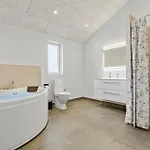 4 Bedroom Pet-friendly In *